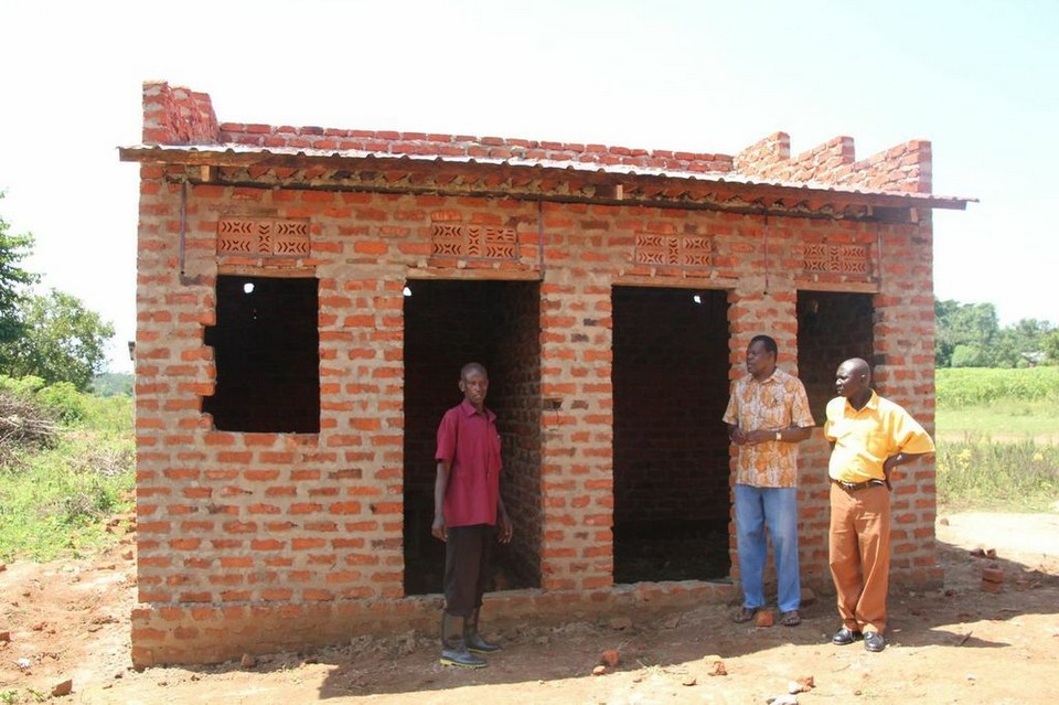 p76d Lehrerunterkuenfte Bulangira 003 10