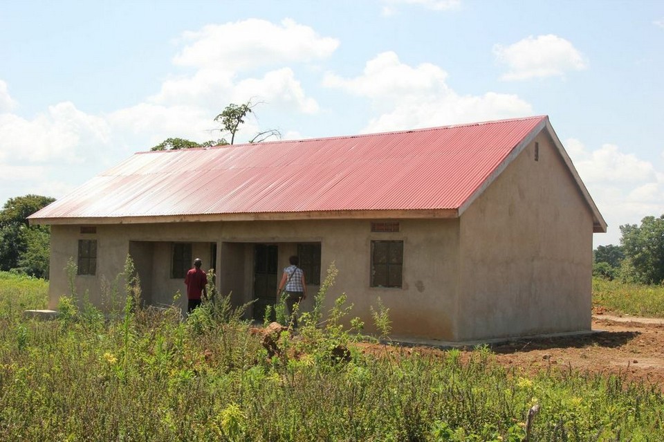 p76d Lehrerunterkuenfte Bulangira 004 10