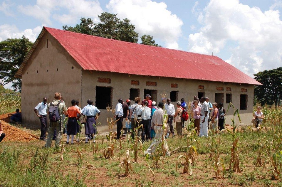 p76d Lehrerunterkuenfte Bulangira Aug 12 002 10